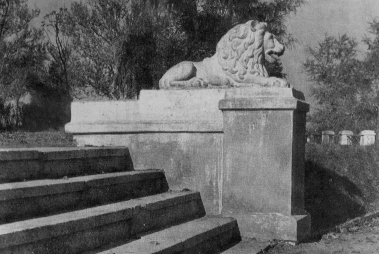 Плещеево чугунные львы были привезены из Плещеево в парк Подольска имени Талалихина
